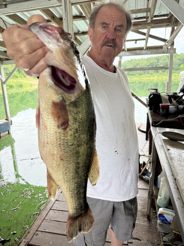 Scuba Steve with a nice Norfork Lake Kentucky Bass. Good to eat and no size limit. Game and fish want their numbers reduced. Scuba Steve likes them. 